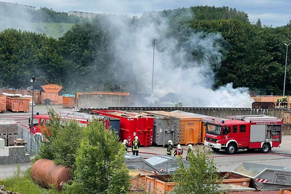 Feuerwehreinsatz im Erzgebirge: Brand bei Entsorgungsunternehmen