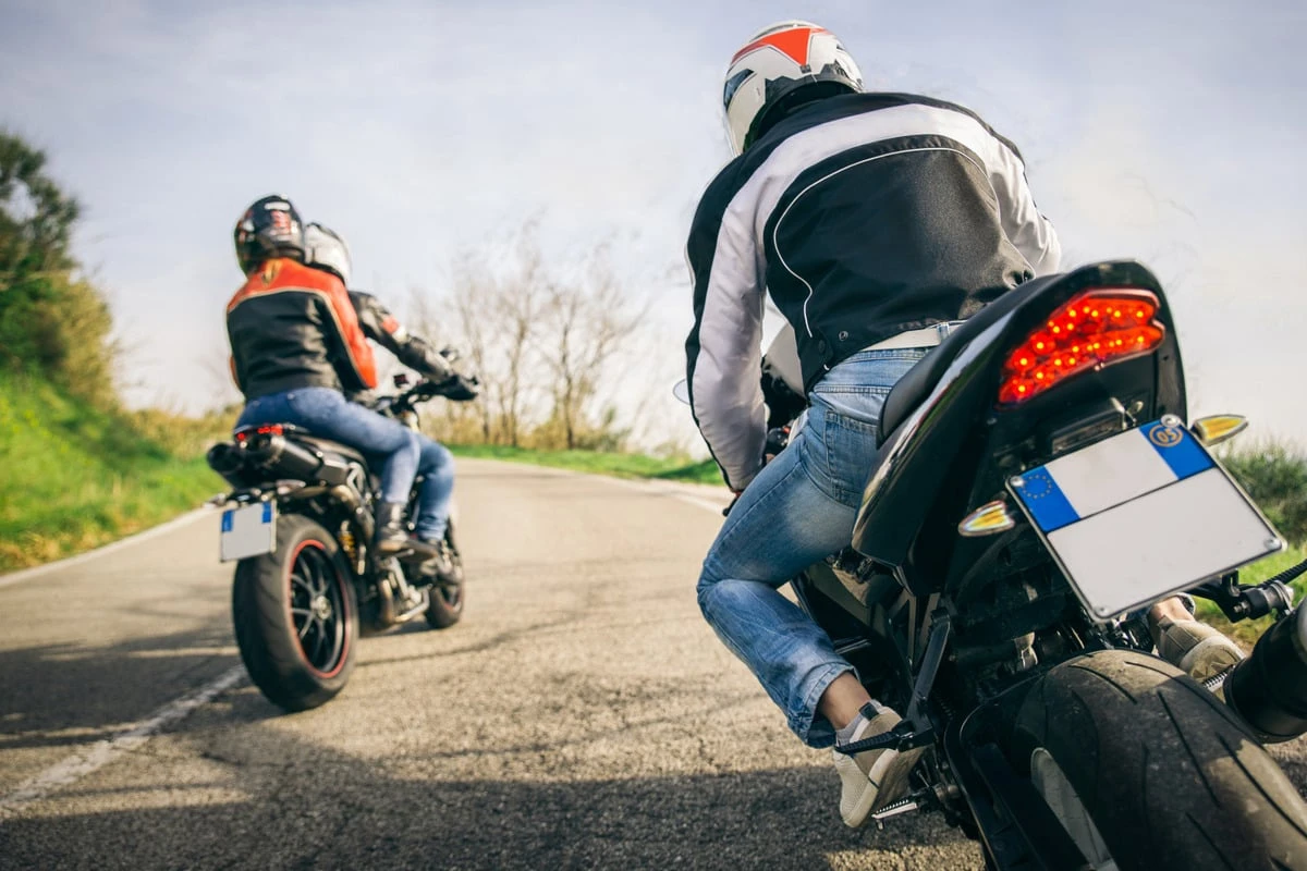 Mit 170 Sachen durch die Ortschaft: Motorrad kracht in Streifenwagen
