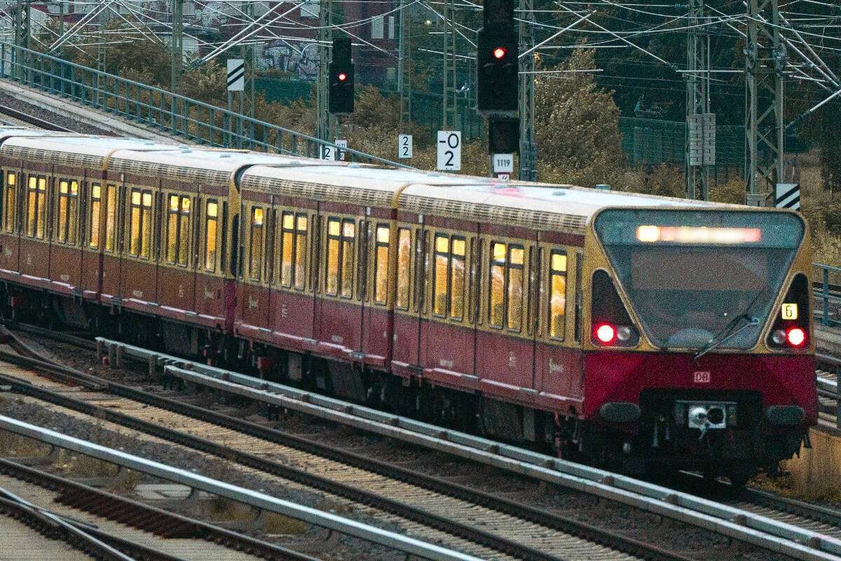 Kind prallt beim S-Bahn-Surfen gegen Brücke: Kumpels hauen einfach ab