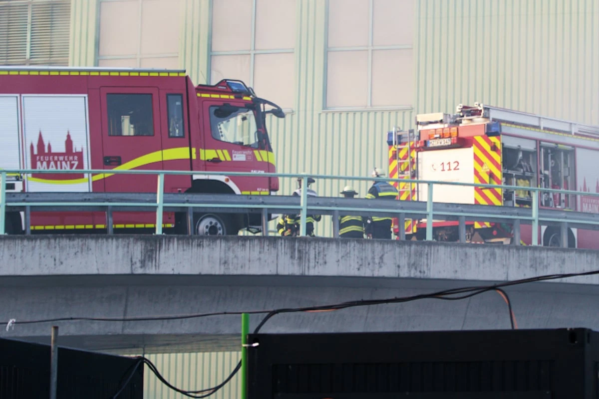 Brand in Müllheizkraftwerk löst Großeinsatz aus: Feuerwehr hat Probleme beim Löschen