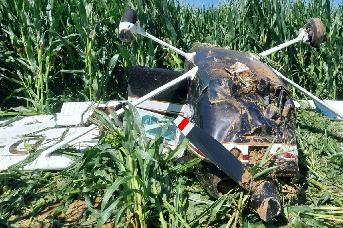 Technik-Fehler? Notlandung endet mit Überschlag in Maisfeld