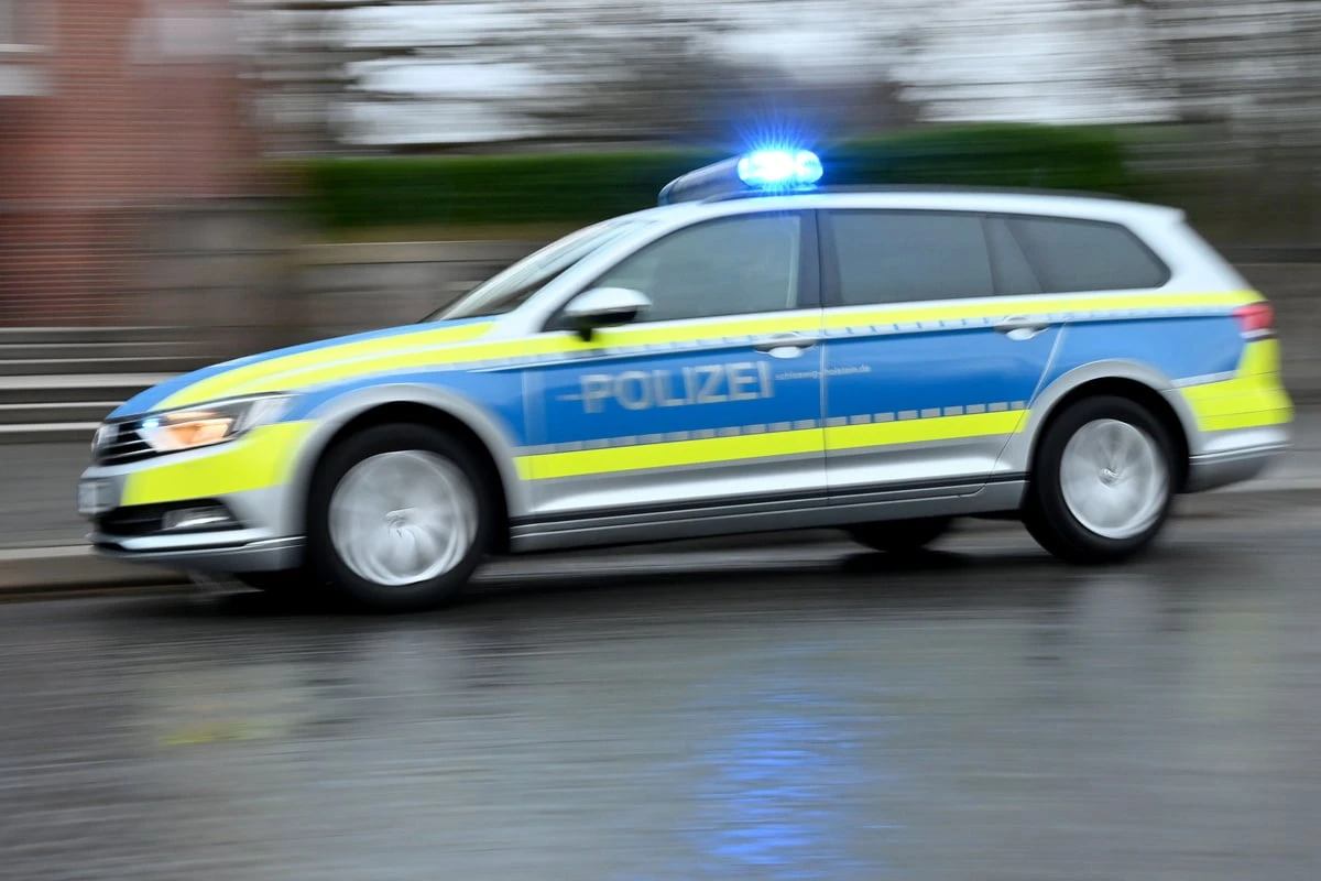 Juwelen-Dieb rast mit Auto in Schaufenster und stopft Beute in Bettbezug