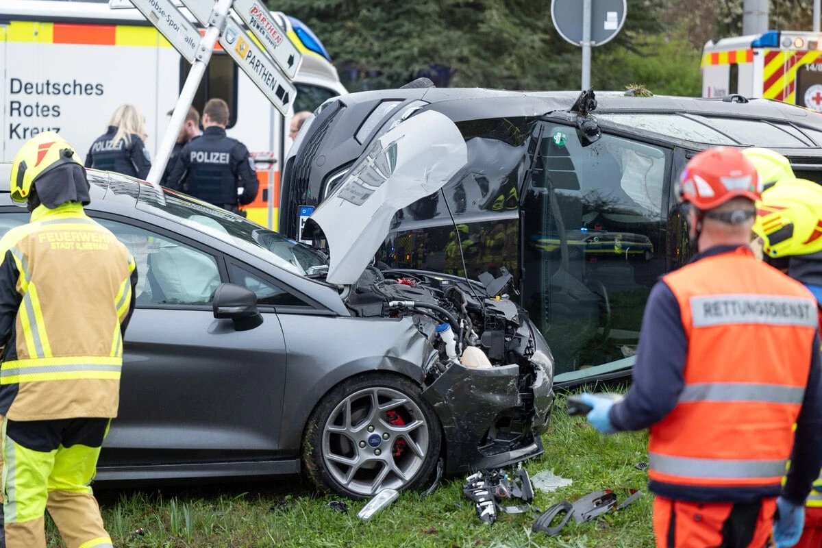 Vollsperrung nach Unfall: Skoda und Ford krachen an Ortseingang zusammen