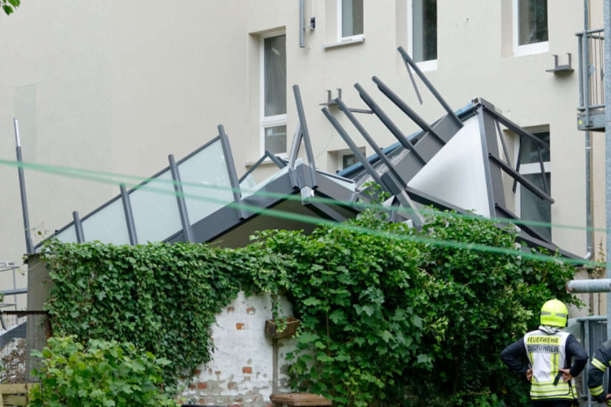 Drama in Sachsen: Balkon kracht in die Tiefe, Bauarbeiter schwer verletzt