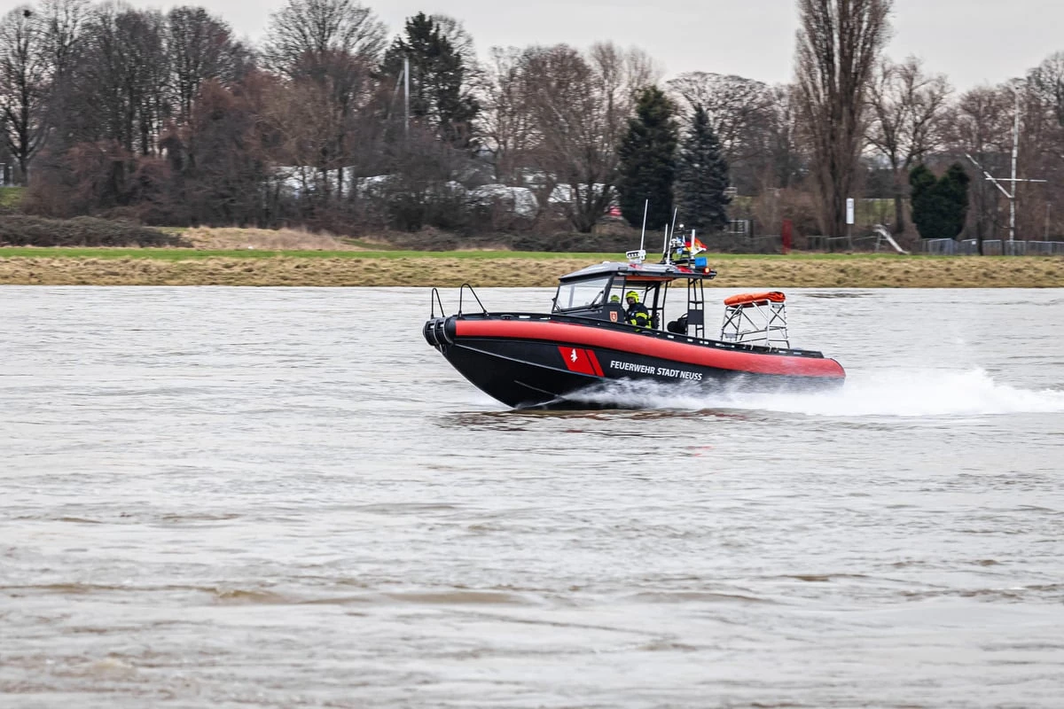 Wendemanöver geht schief: Segelboot kentert auf dem Rhein