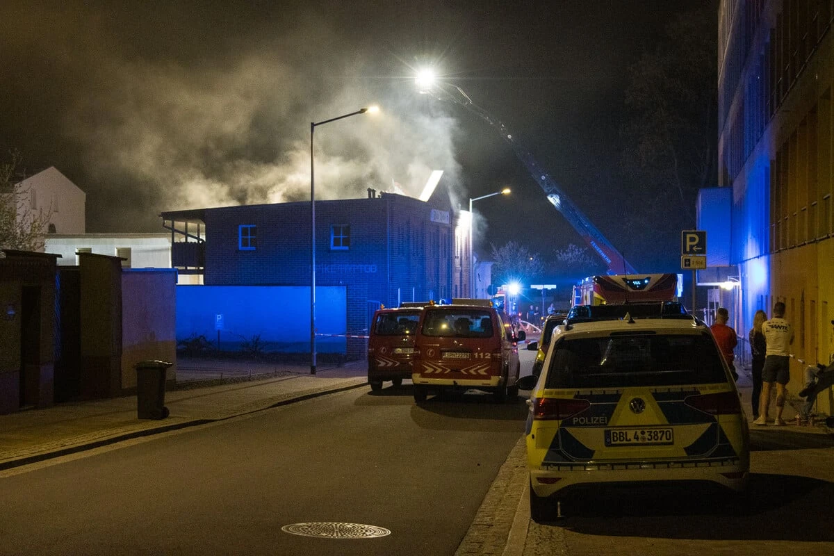 Flammen breiten sich rasant aus: Feuerwehr bleibt wenig Zeit