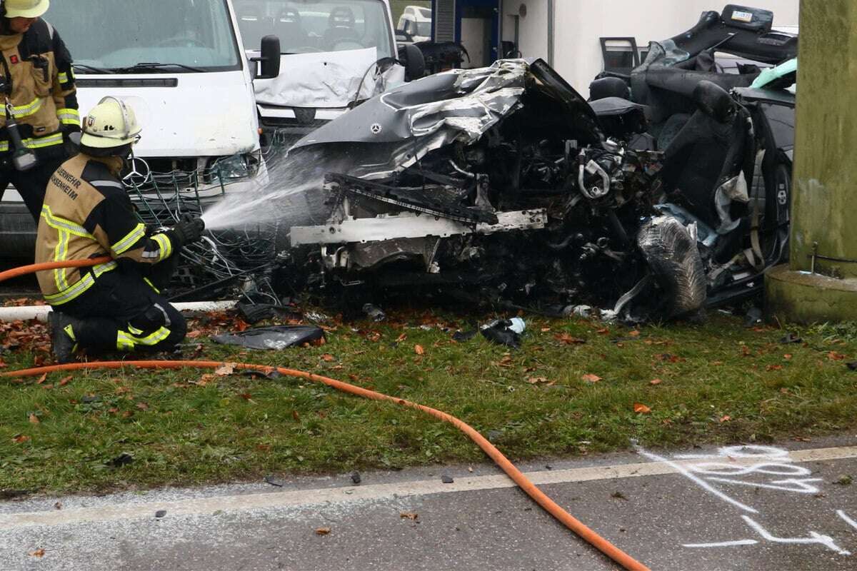 Mercedes zerschellt an Strommast: Für Fahrer kommt jede Hilfe zu spät