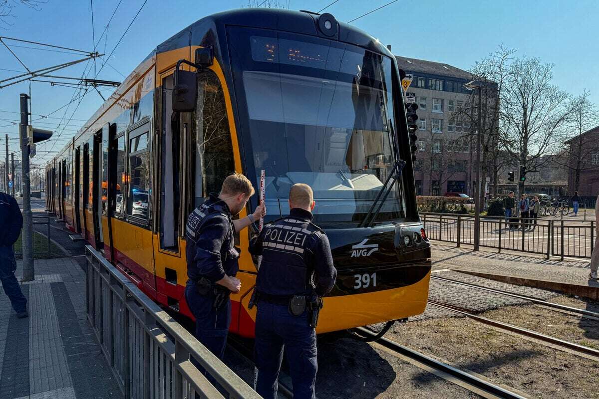 Junge Frau in Karlsruhe von Straßenbahn erfasst