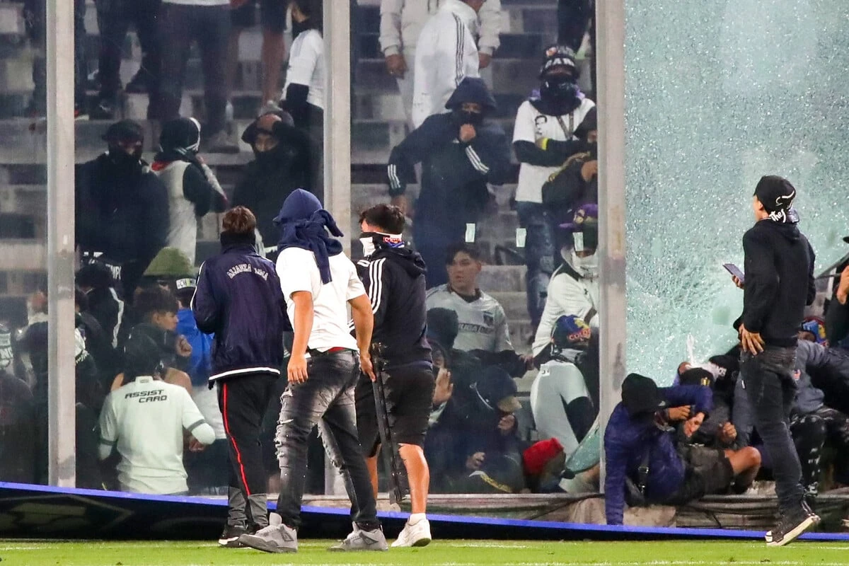 Fußball-Fans wollen Absperrzaun zum Stadion überwinden und sterben