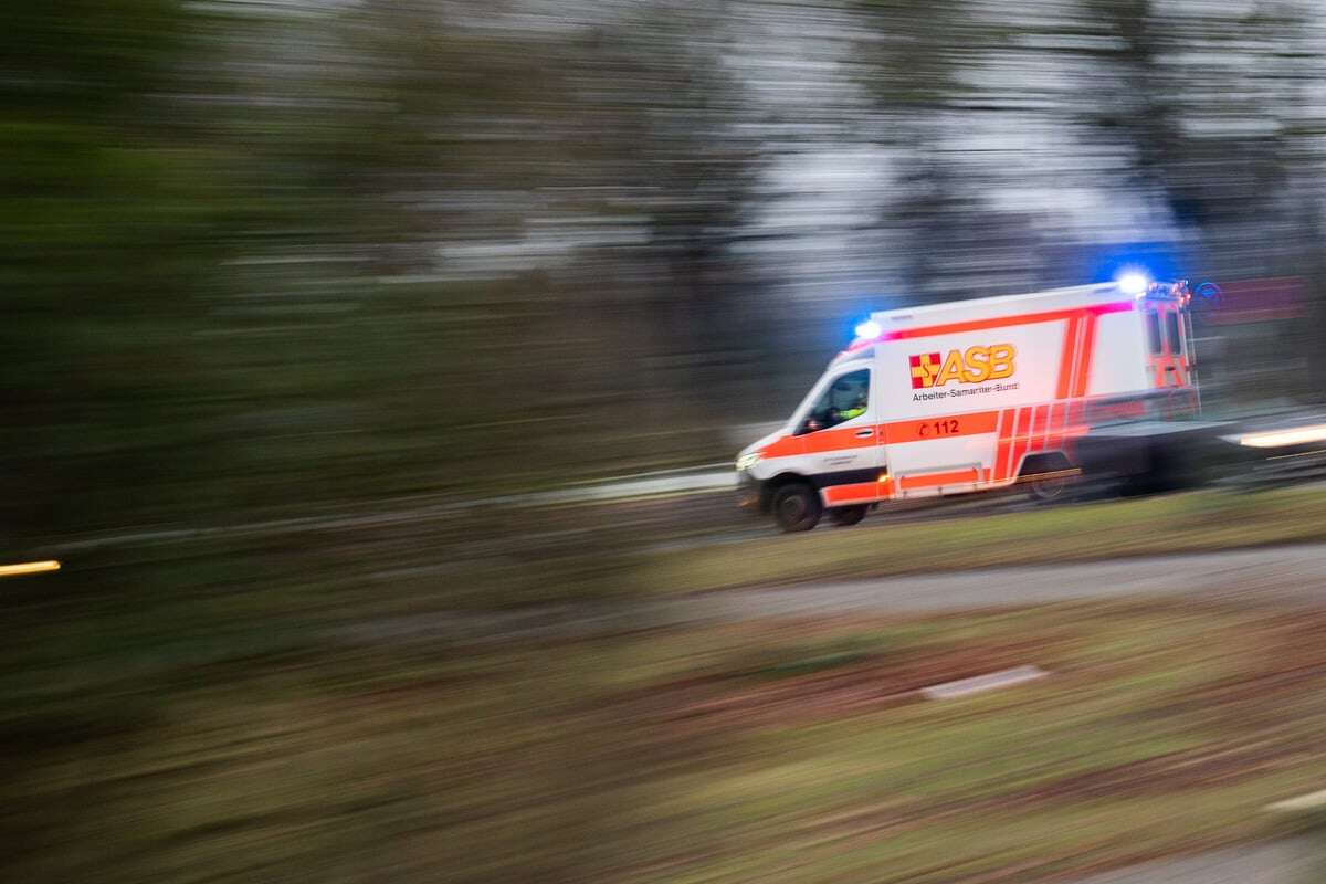 Mit 2,63 Promille: Betrunkener Autofahrer kracht in Neubrandenburg gegen Baum