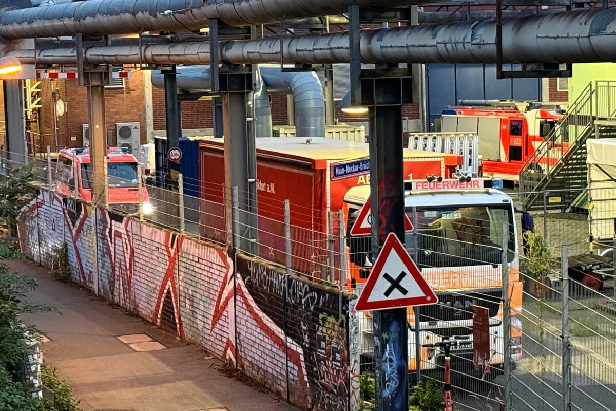 Brand in Kohlesilo hält Frankfurter Feuerwehr weiter in Atem: 120 Einsatzkräfte vor Ort