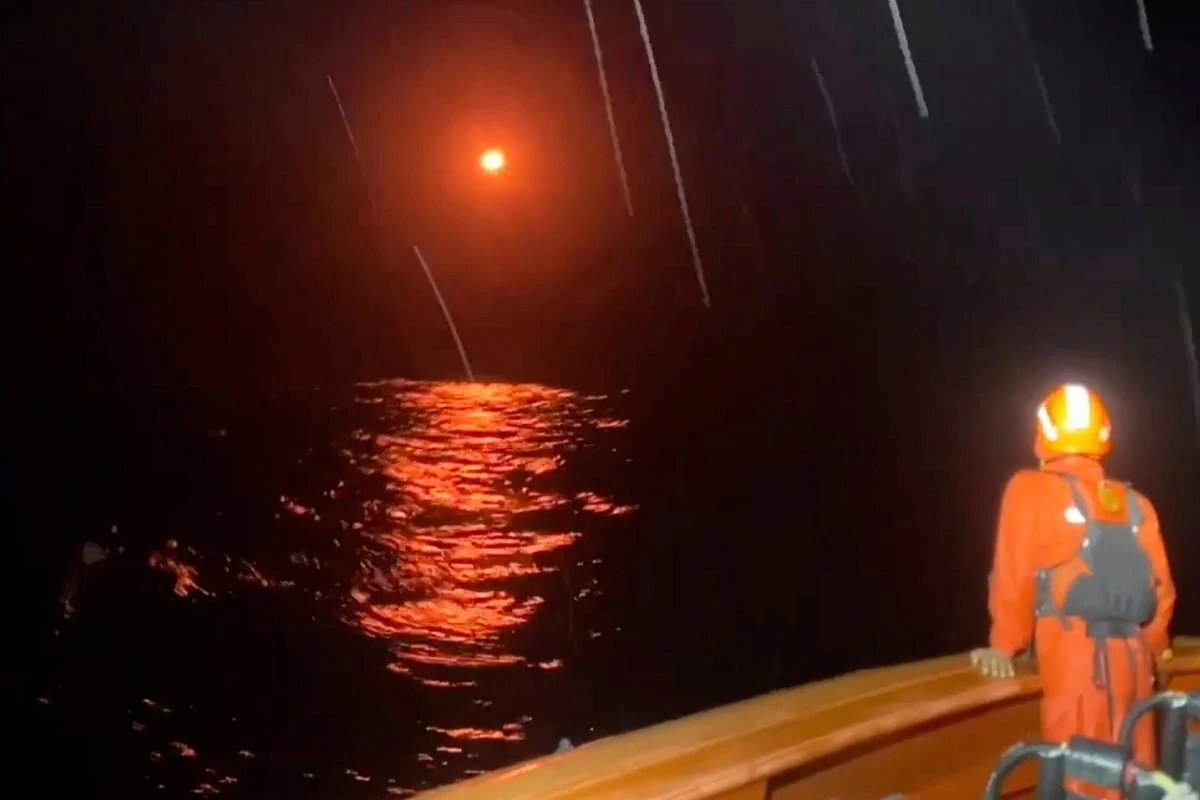 Boot kentert bei hohen Wellen: Schiffbrüchige müssen ganze Nacht schwimmen