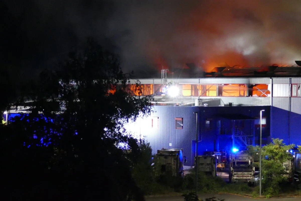 Feuerwehr atmet langsam auf: Großbrand in Sperrmüll-Halle unter Kontrolle