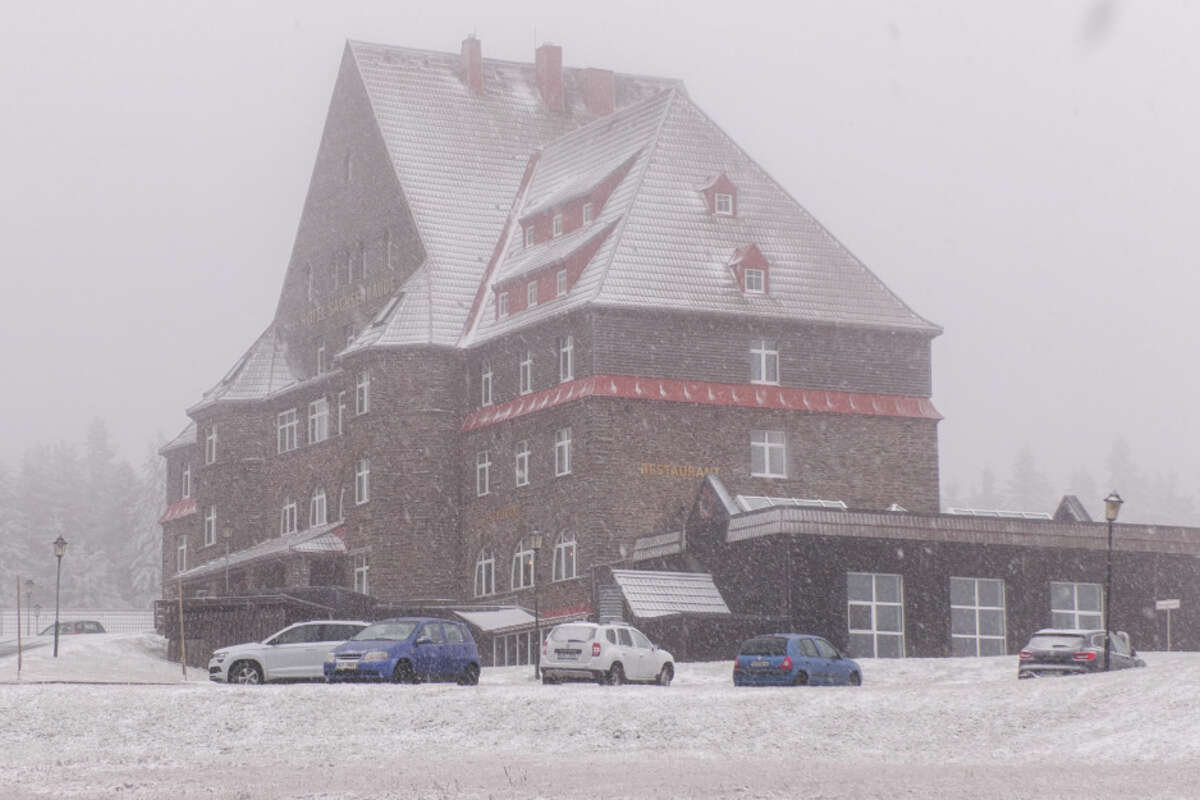 Kommt der Winter? Dichter Schneefall im Erzgebirge