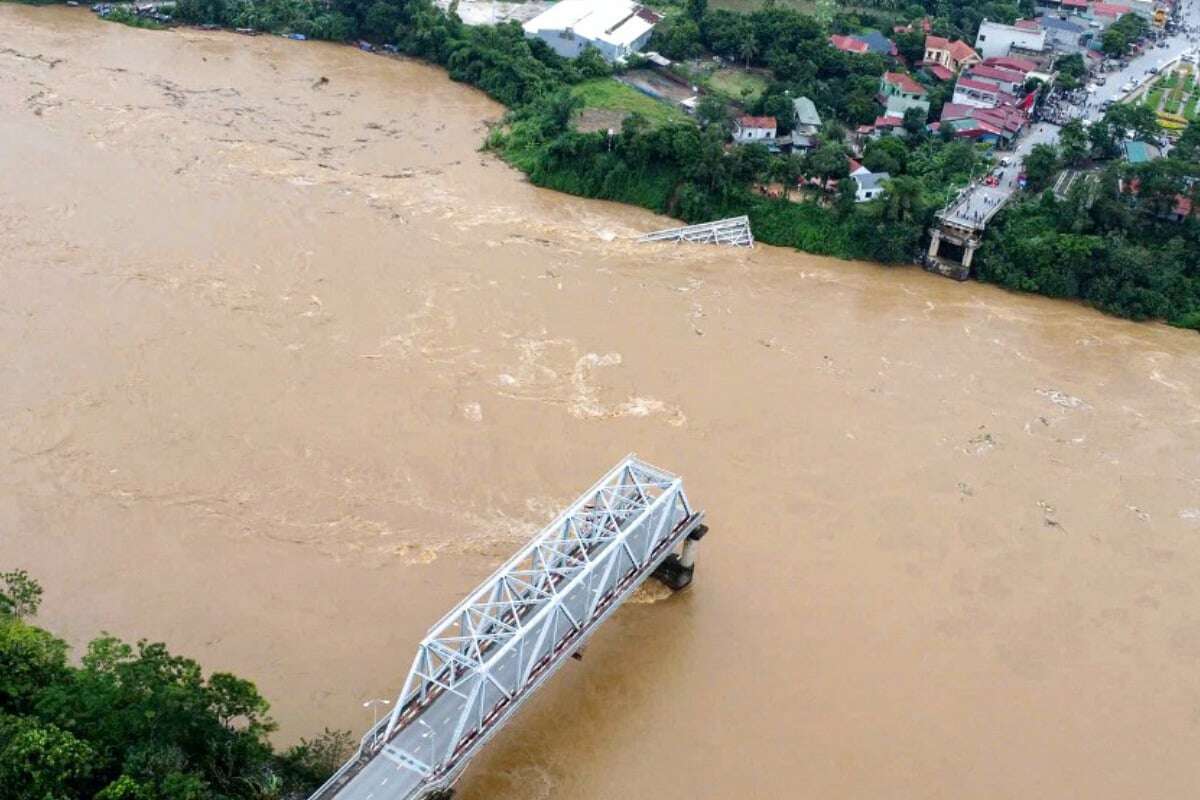 Brücke eingestürzt: Taifun 