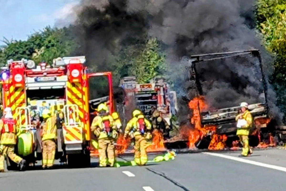 Lkw geht auf A44 in Flammen auf: Übrig bleibt nur ein Blechgerippe