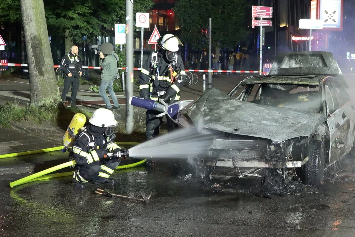 Während der Fahrt: Mercedes fängt plötzlich Feuer