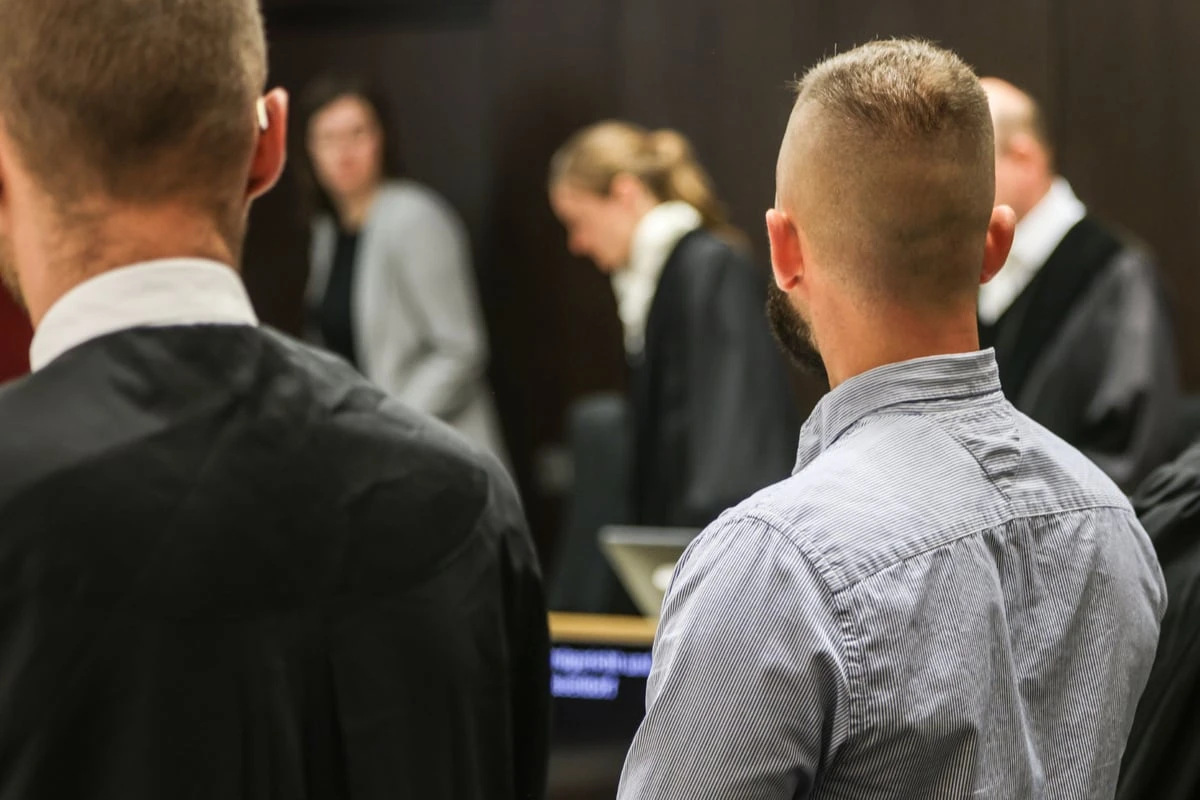 Flüchtendem dreimal in Rücken geschossen: Polizist vor Gericht - Kollegin kann sich 