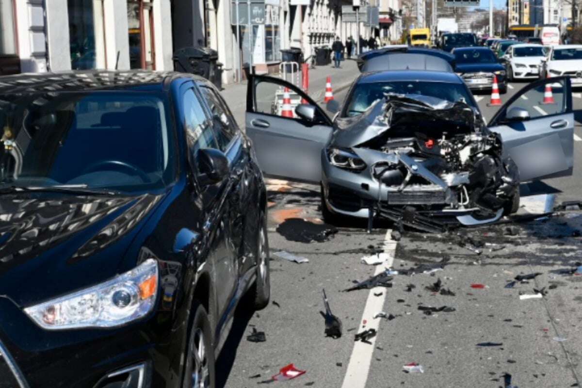 Schwerer Unfall in Leipziger Norden hinterlässt Trümmerfeld