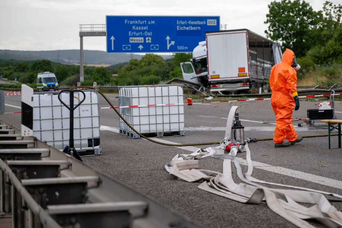 Schwerer Lkw-Unfall auf A4 bei Erfurt: Ätzende Ladung führt zu langer Sperrung