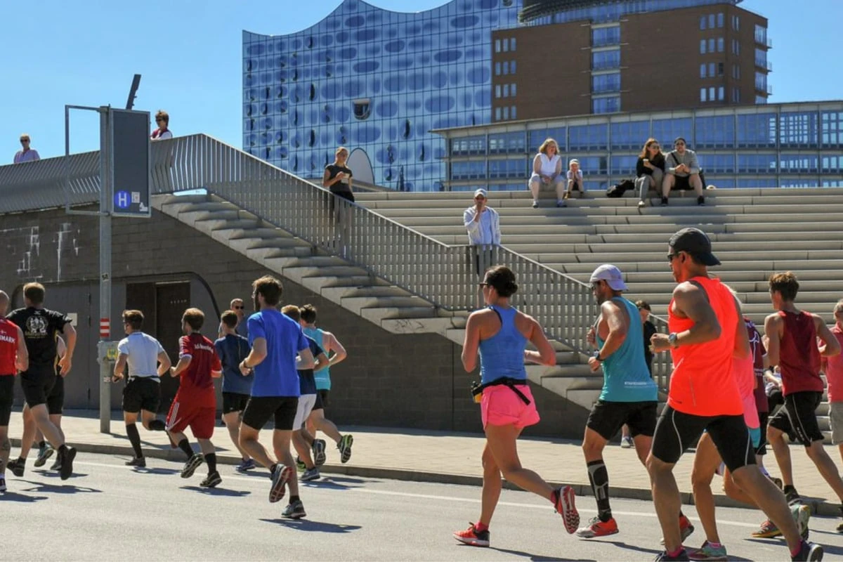 Läufer kollabieren beim Hamburger Halbmarathon: Mehr als 100 Einsätze, zwei Reanimationen