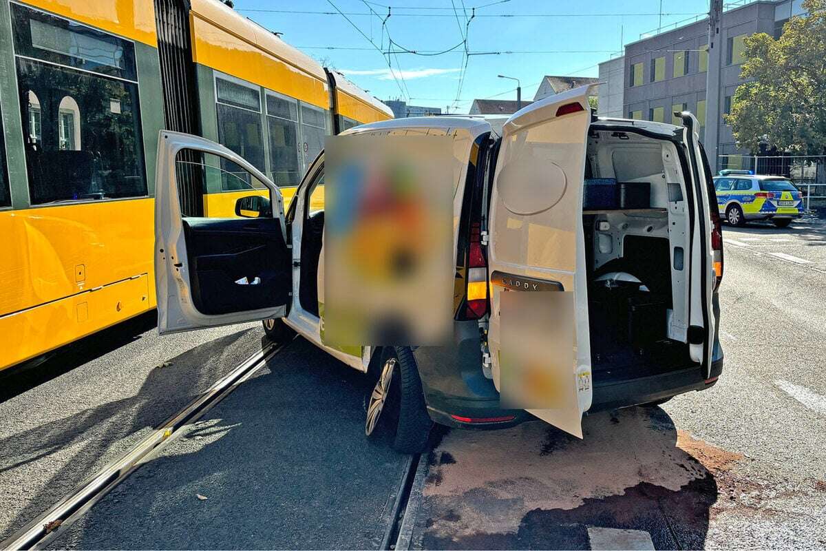 Caddy kracht in Straßenbahn: Autofahrerin bei Unfall verletzt!