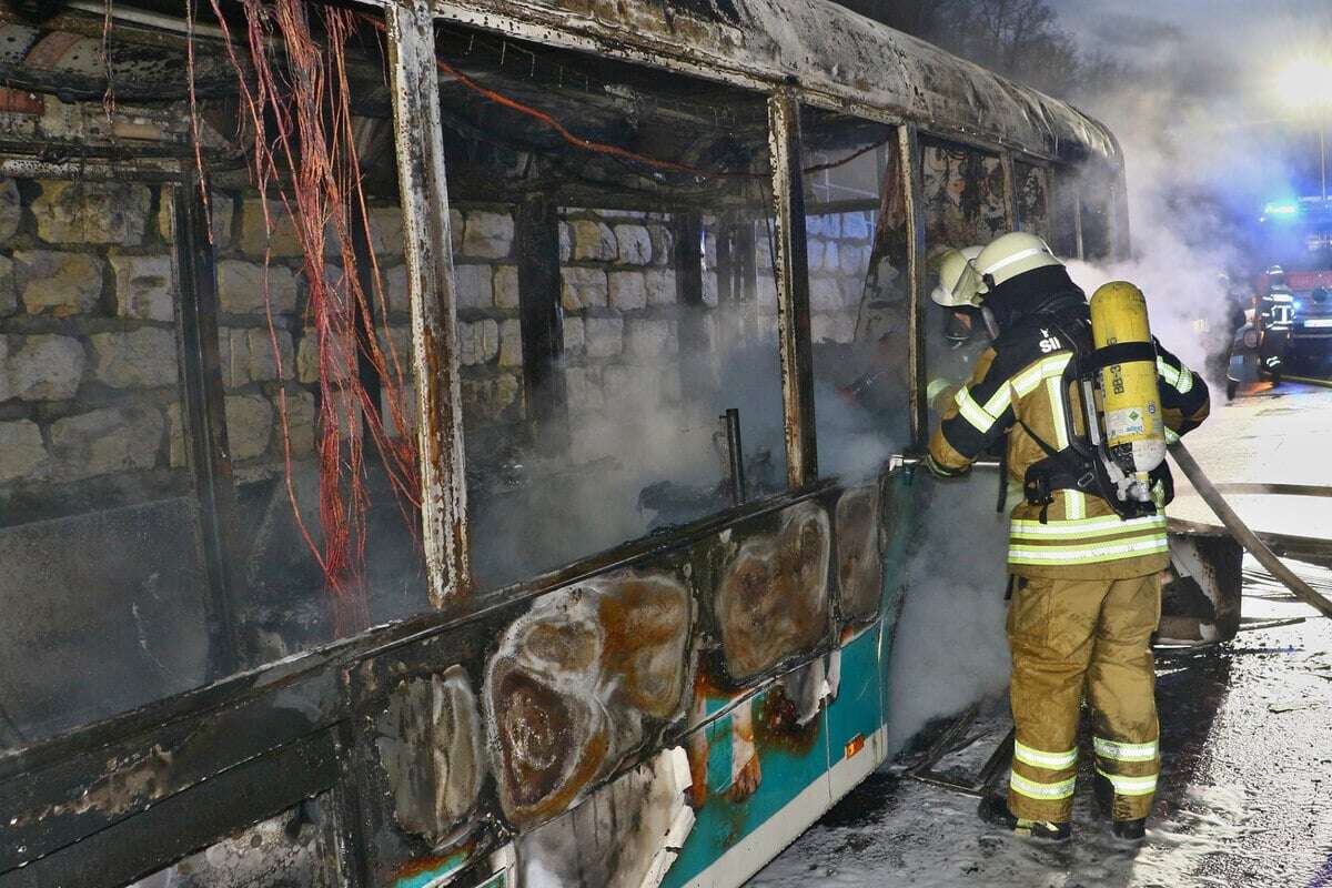 Linienbus fängt während der Fahrt Feuer: Staus auf A81 und A8!