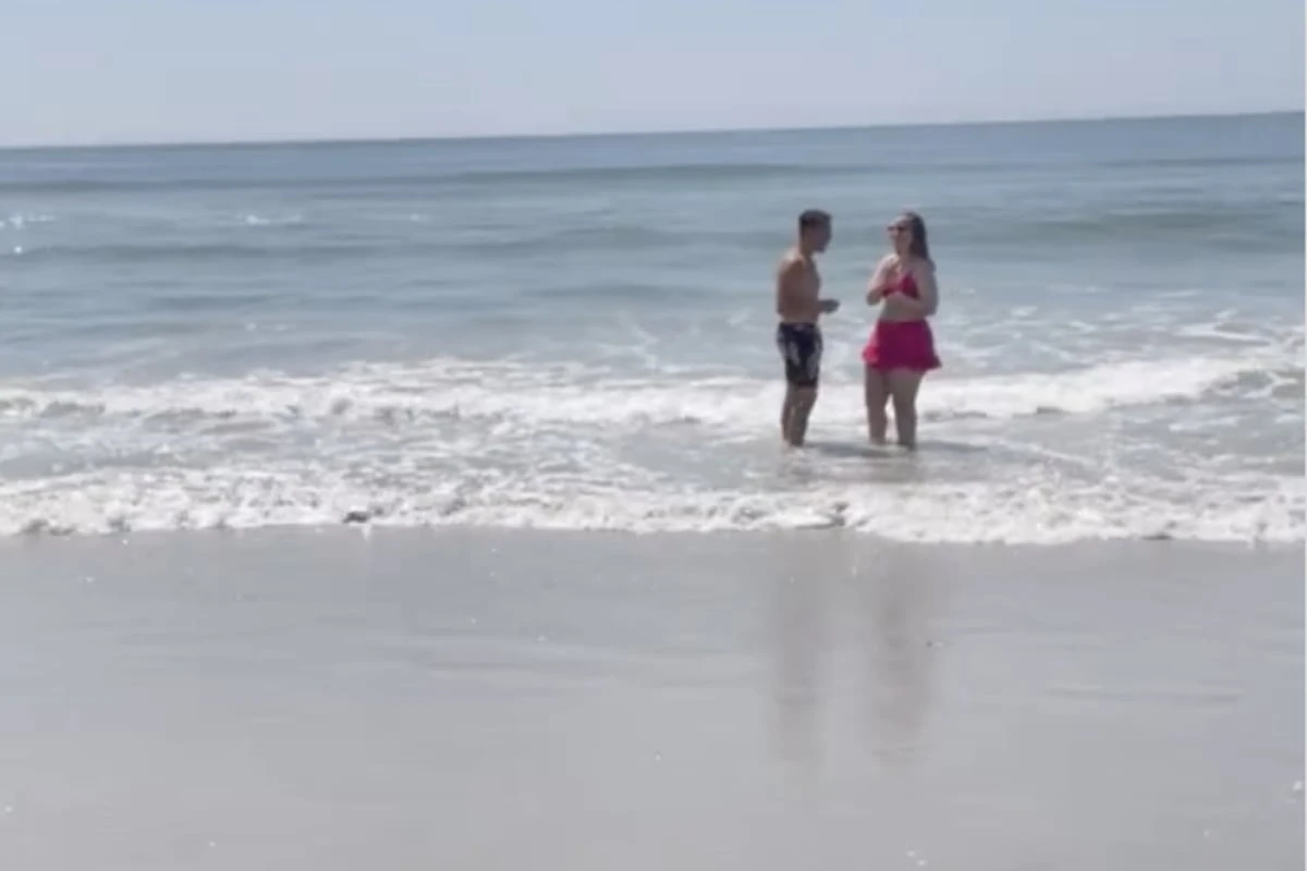 Pärchen will am Strand romantisches Video drehen: Mit dem, was dann passiert, haben sie nicht gerechnet