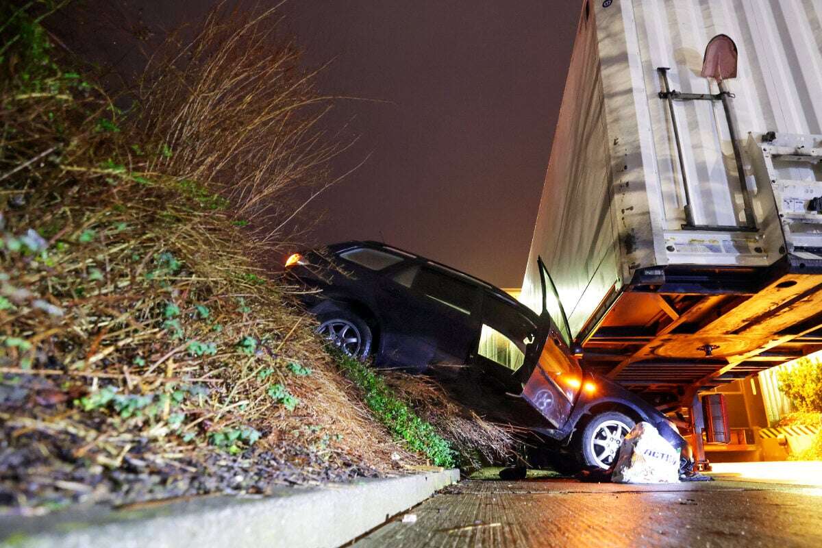 Mazda fährt Böschung runter und kracht in Lkw-Anhänger