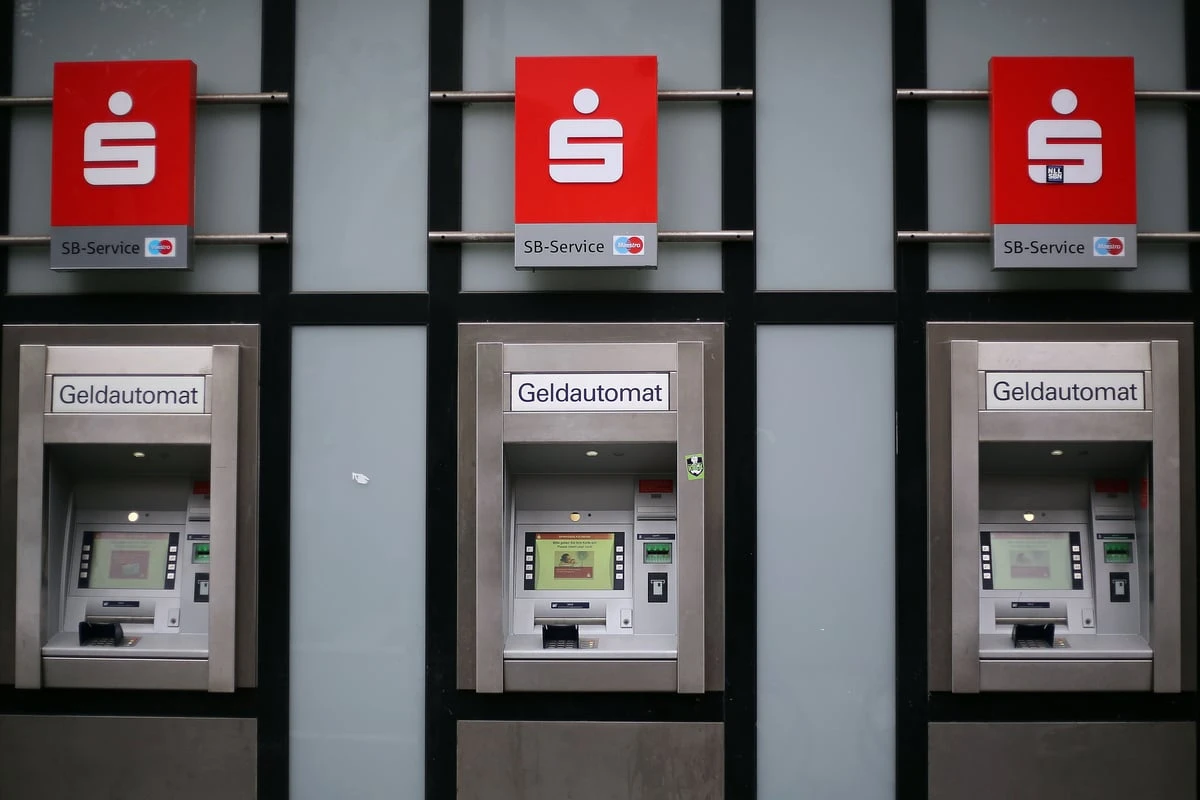 Einbruch in Sparkasse: Täter verschaffen sich Zutritt zu Tresorraum