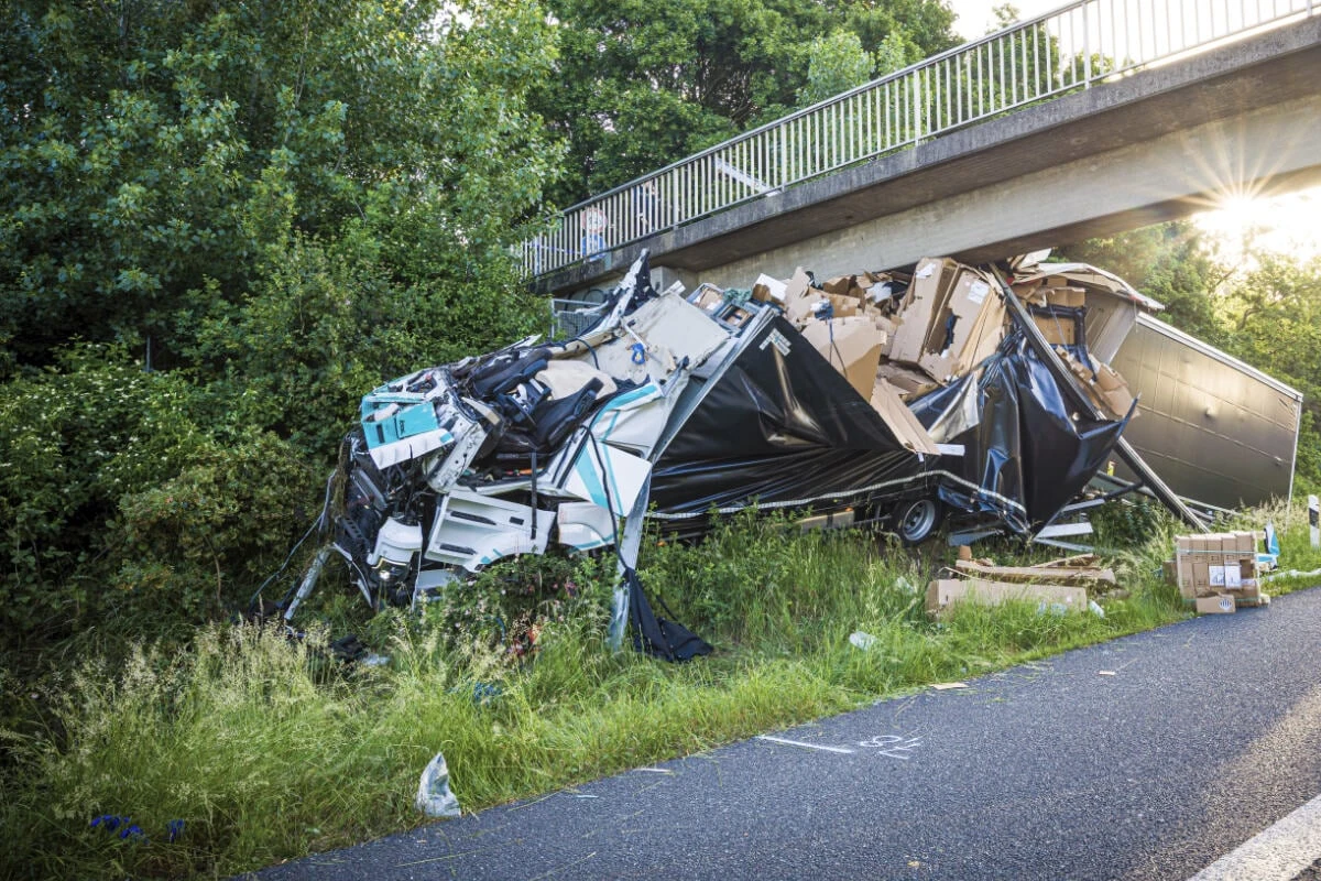 Tödlicher Unfall auf der A2: Lkw kracht gegen Brücke