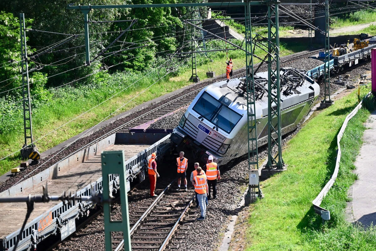 Frontalcrash zwischen zwei Zügen: Bahnverkehr eingeschränkt