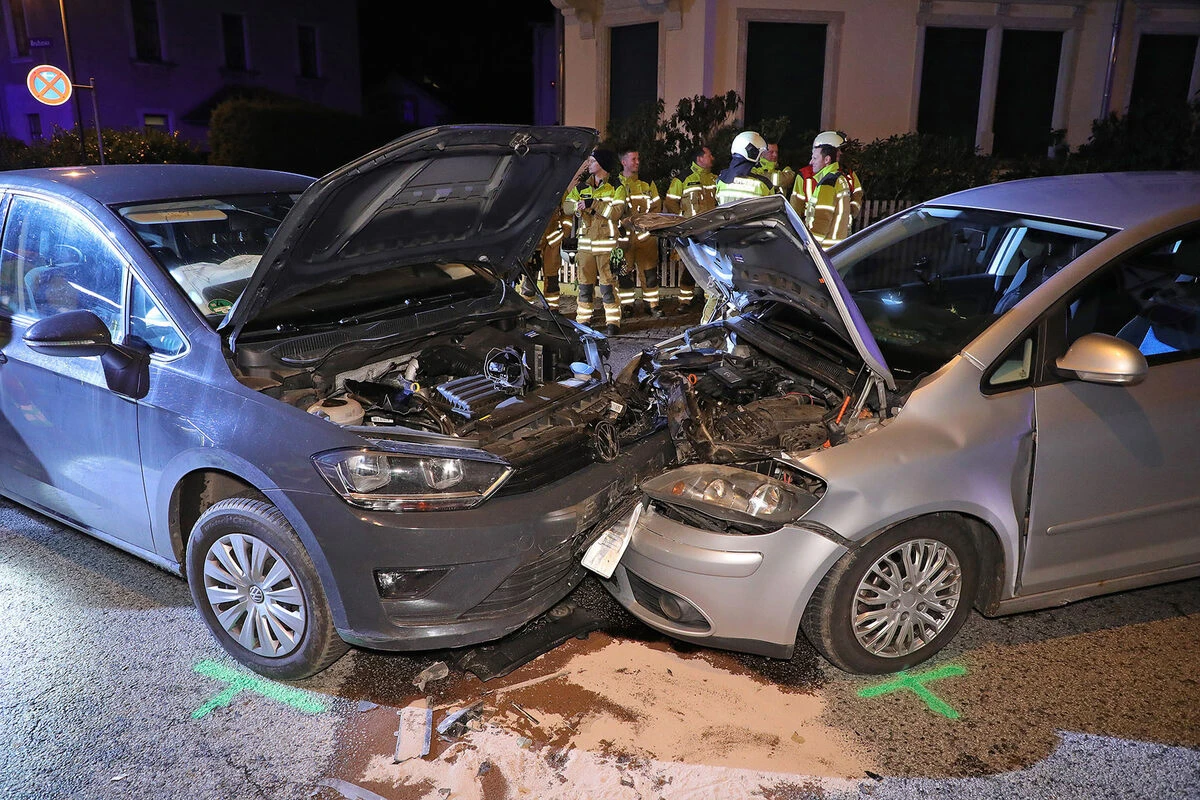 86-Jähriger übersieht VW Golf: Vier Verletzte nach Kreuzungs-Unfall