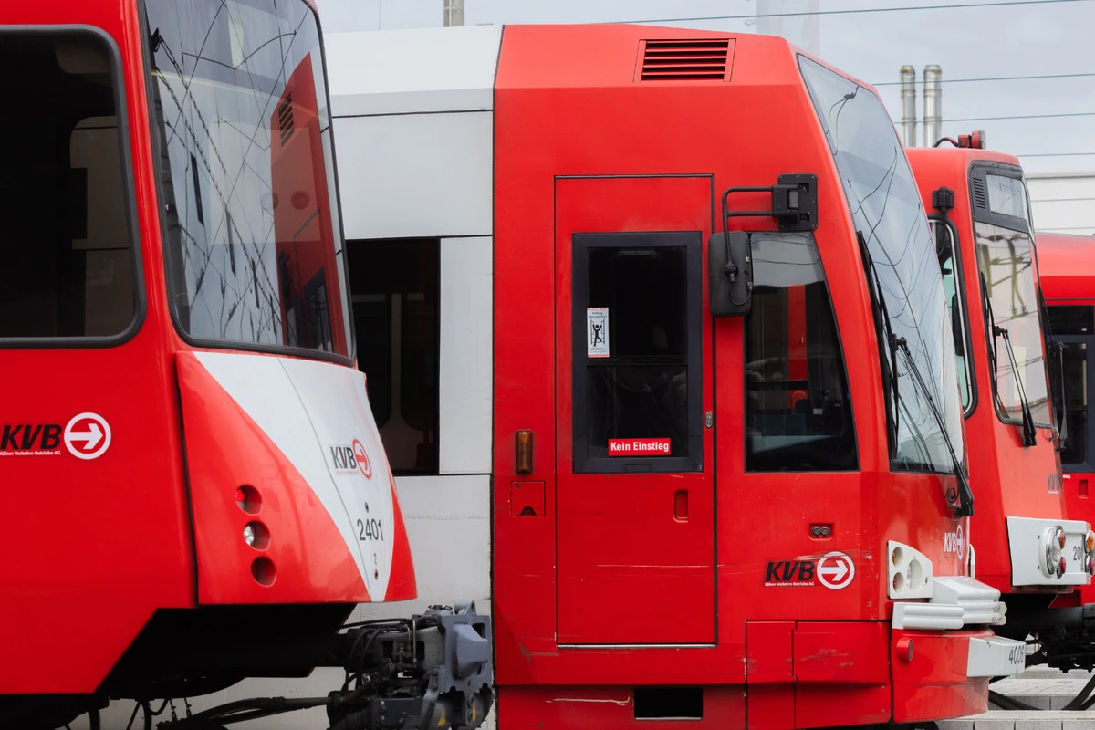 Ersatzbahnsteig an KVB-Haltestelle 