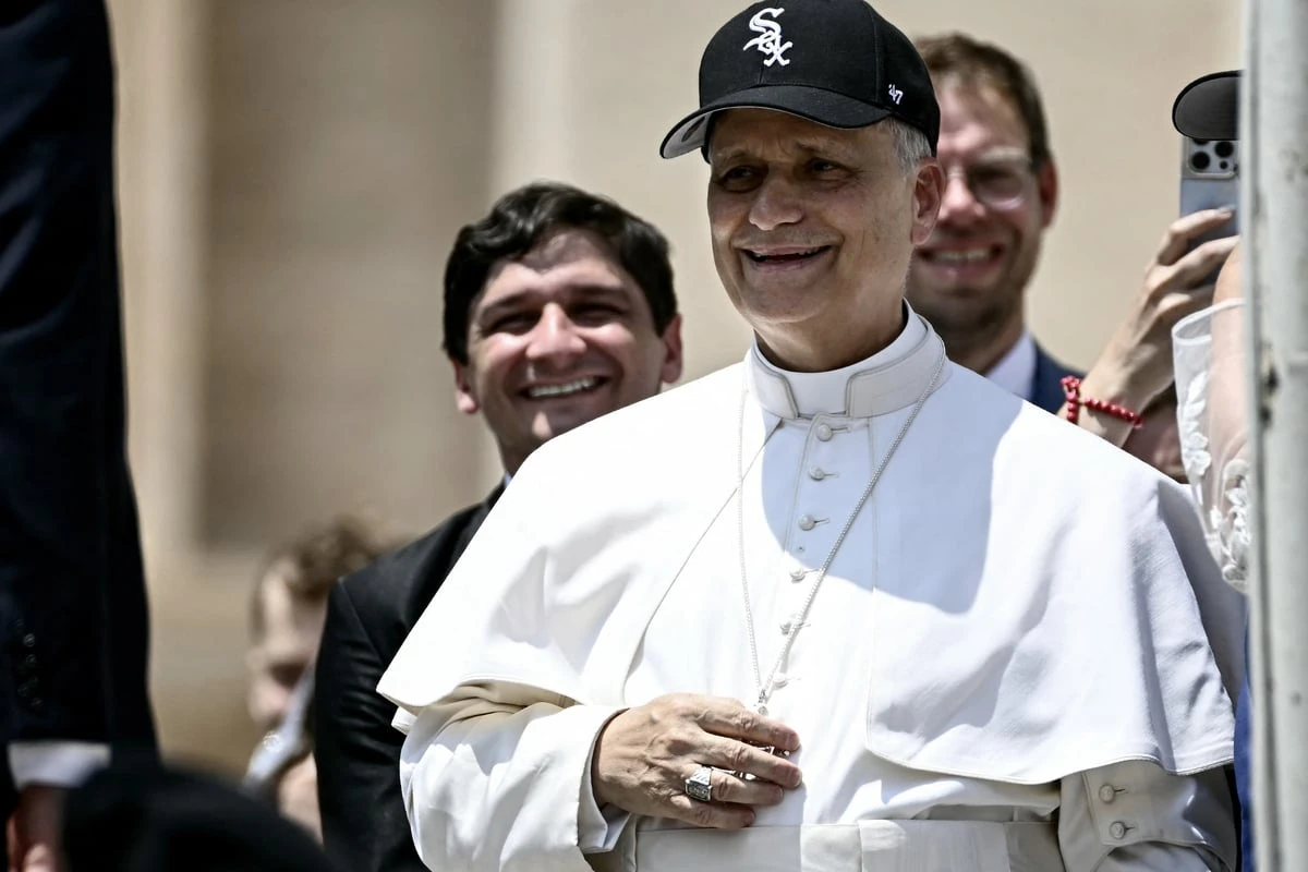 Neuer Papst mit untypischem Basecap gesichtet: Das steckt dahinter