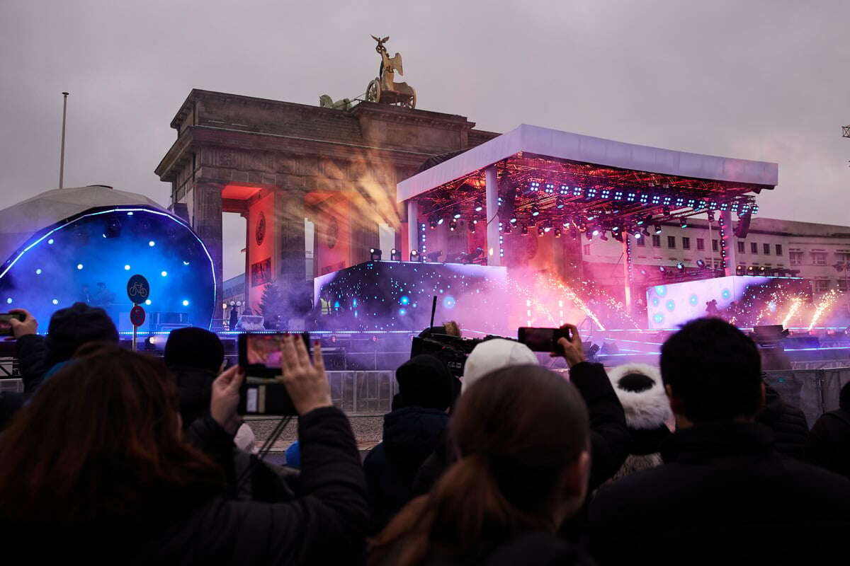 Rund 65.000 Menschen bei Silvesterparty am Brandenburger Tor - Polizei im Ausnahmezustand!