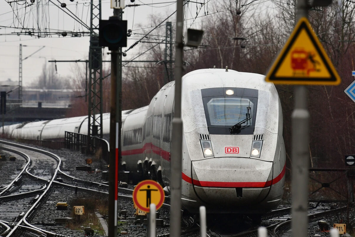 Stundenlange Störung: Schaden an Oberleitung sorgt für Bahn-Chaos
