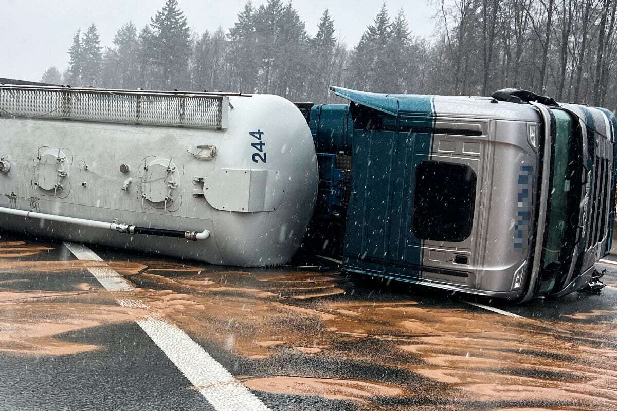 Umgekippter Molkepulver-Lastwagen blockiert A3 in Unterfranken