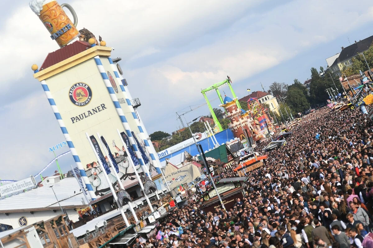 Oktoberfest wegen Überfüllung geschlossen: Polizei appelliert