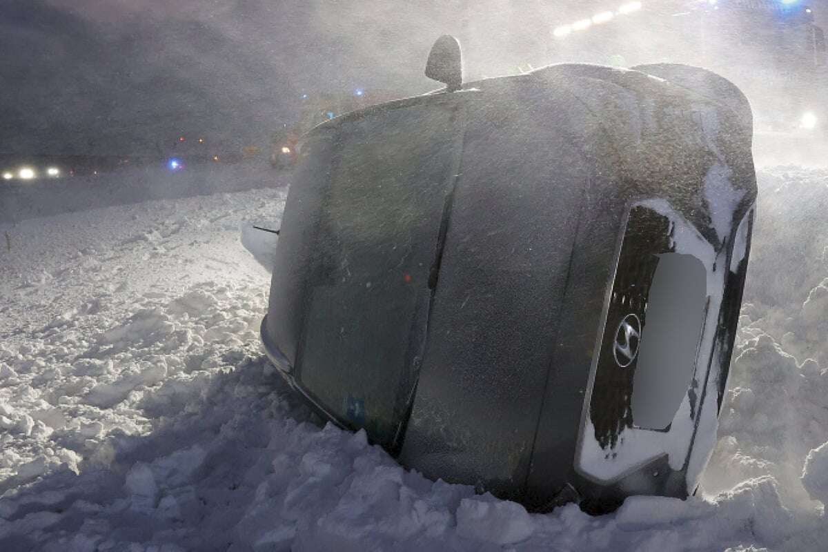 Unfall bei Winterwetter: Hyundai überschlägt sich und landet im Graben