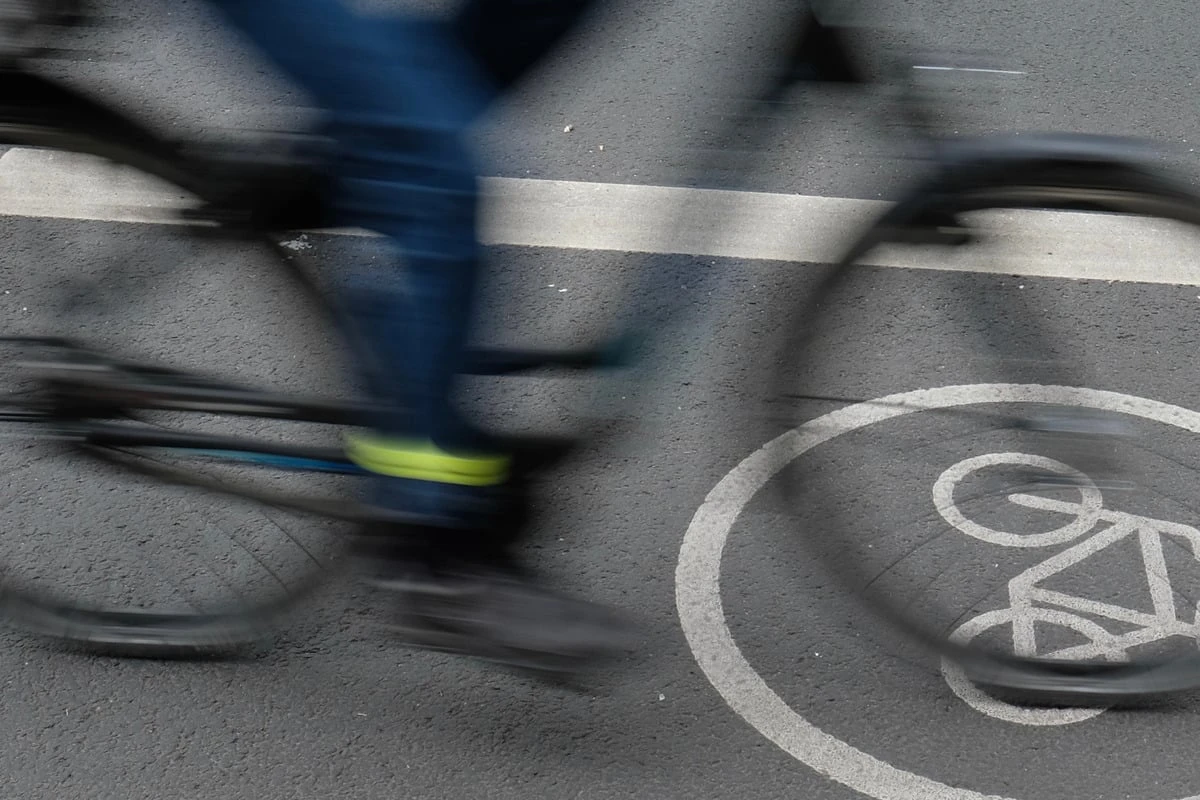 Radfahrer kracht gegen Straßenlaterne - wenig später ist er tot