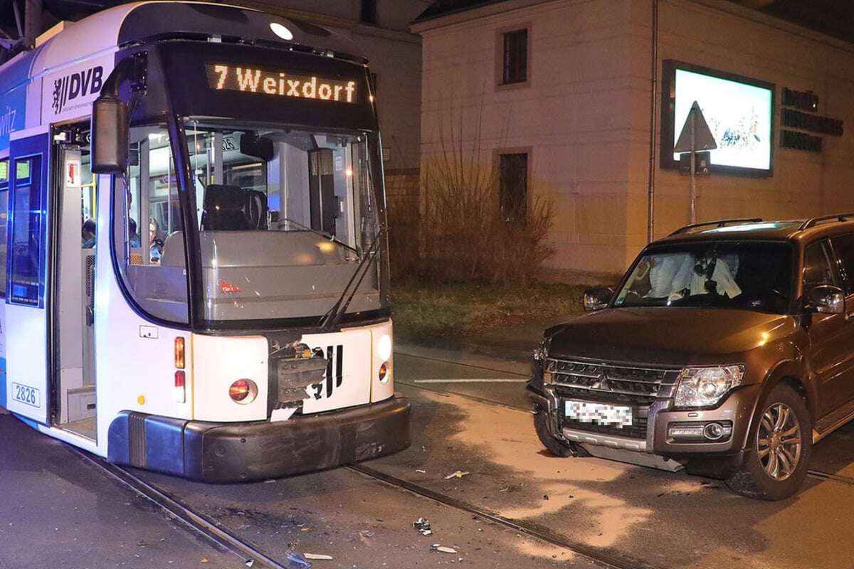 Crash mit Straßenbahn: Zwei Hunde im Auto - Streckensperrung!