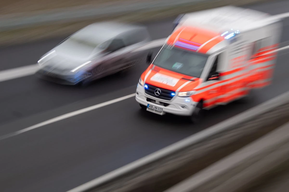 Drama auf der A46: Frau rast in Baustellenmitarbeiter