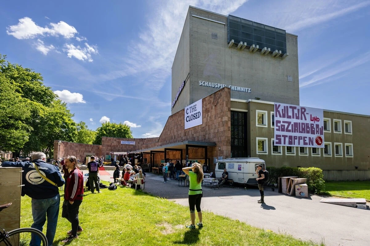 Zwei Wochen nach der Besetzung: Dialog zum Schauspielhaus kommt nicht recht in Gang