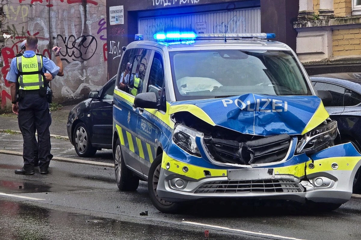 Streifenwagen kracht auf Einsatzfahrt in geparkte Autos - Hoher Sachschaden