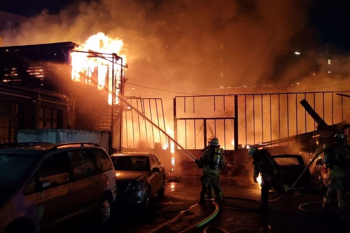 Lagerhalle lichterloh in Flammen: Mehrere angrenzende Gebäude geräumt