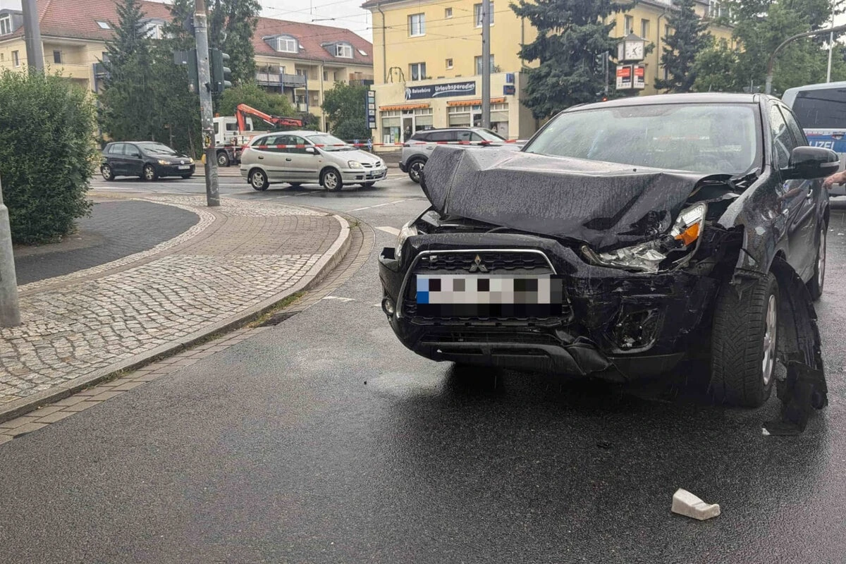 Crash in Blasewitz: Autos an Kreuzung zusammengeknallt