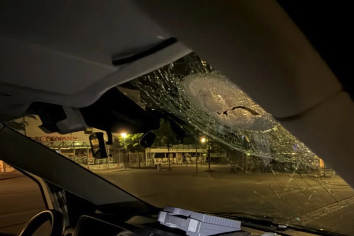 Steinwurf auf Streifenwagen: Polizistin nach versuchtem Tötungsdelikt verletzt