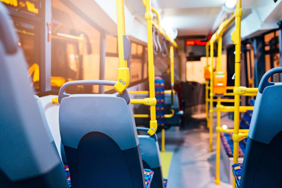 Auf der Fahrt von Chemnitz ins Erzgebirge: 17-Jähriger im Bus bedroht und beleidigt