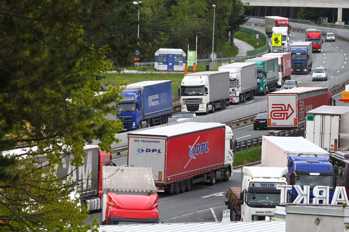 Schneller mit dem Laster: Verbände aus Bayern, Tirol und Südtirol wollen Nachtfahrverbot kippen